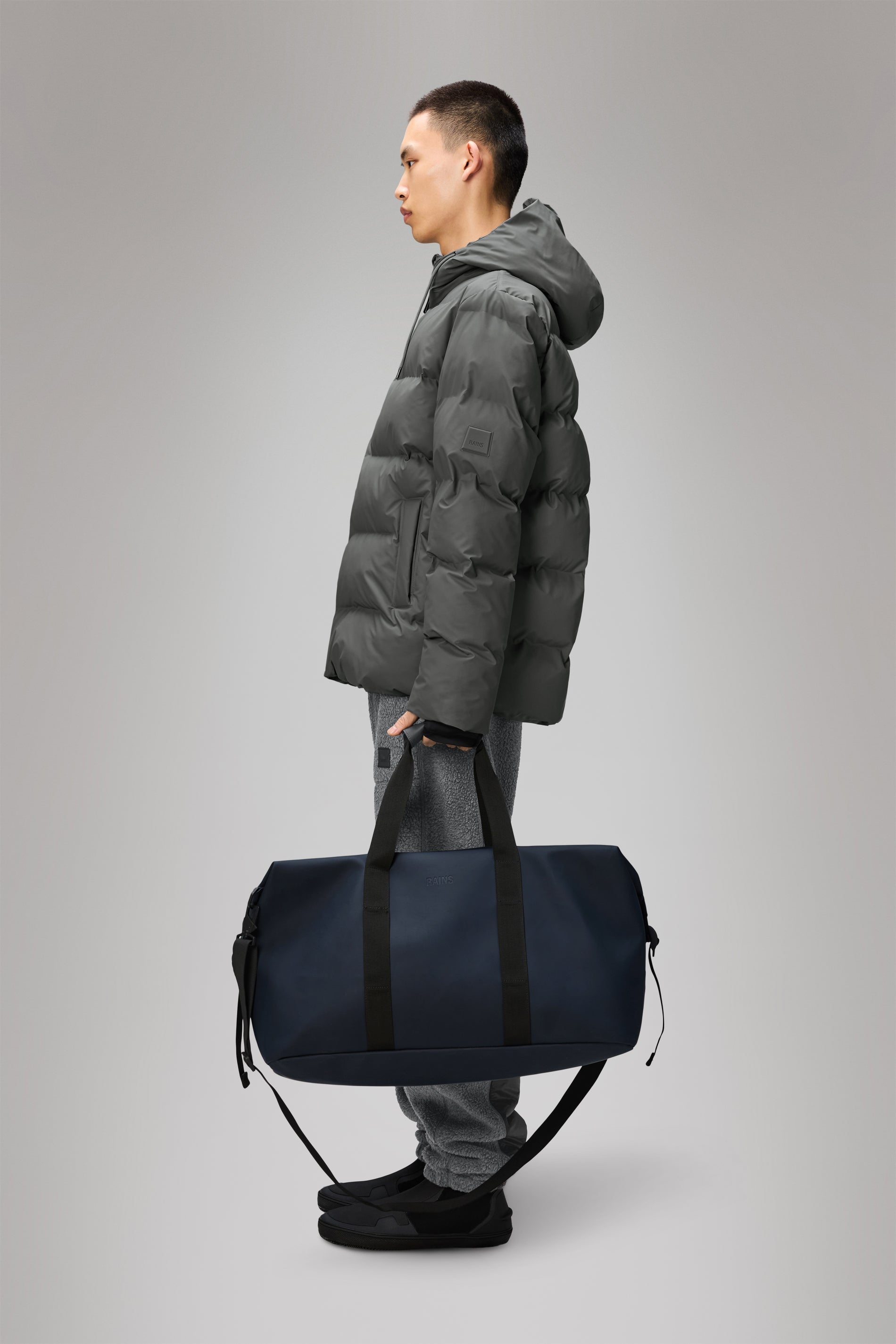 RAINS Hilo Weekend Bag Navy 38L H35 x D26 x W62 cm Weekender