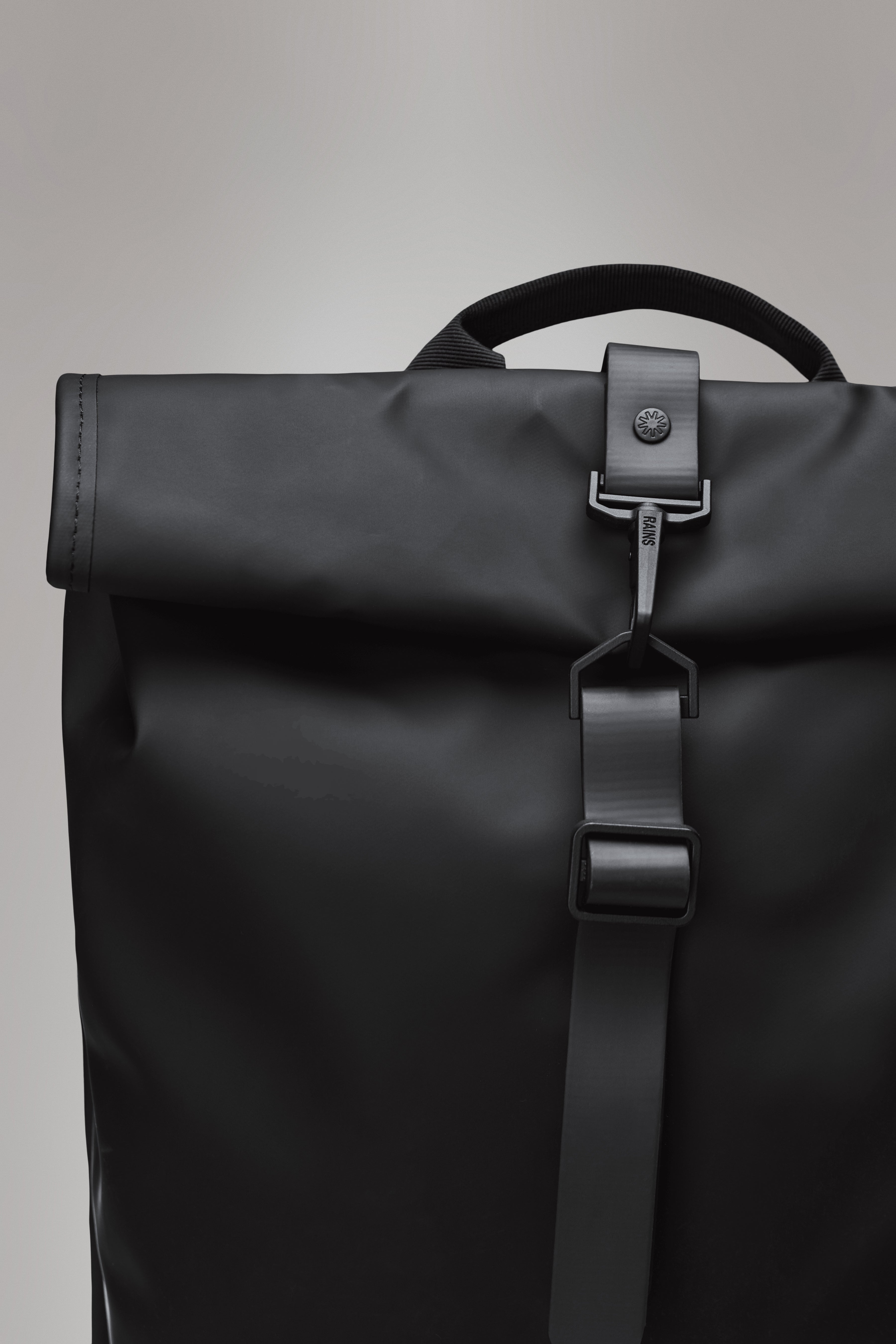 RAINS Rolltop Rucksack Green 17L H60 x D11 x W32 cm Backpack