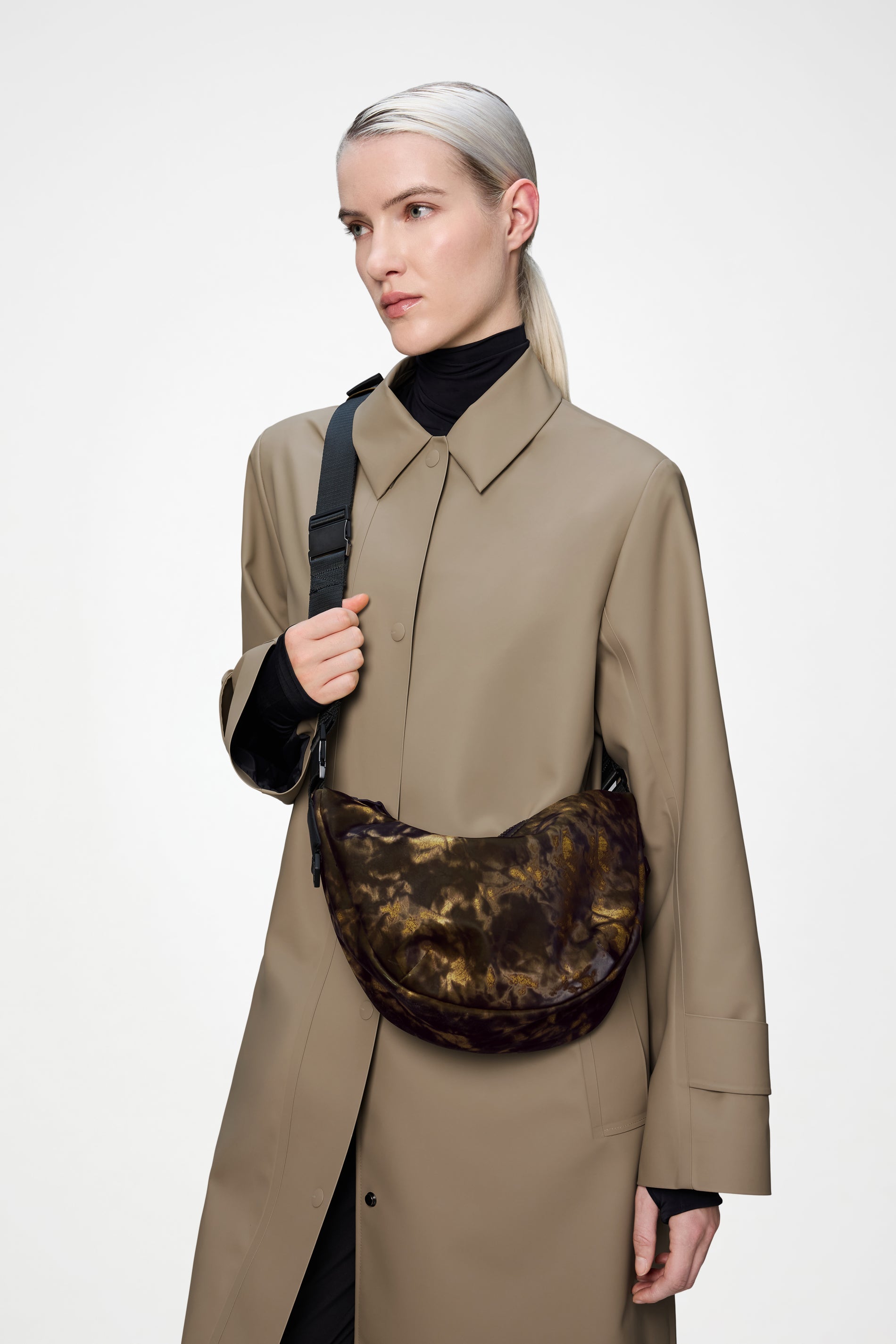 RAINS Valera Shoulder Bag Muddy 7.70L H22 x D10 x W35 cm Crossbody