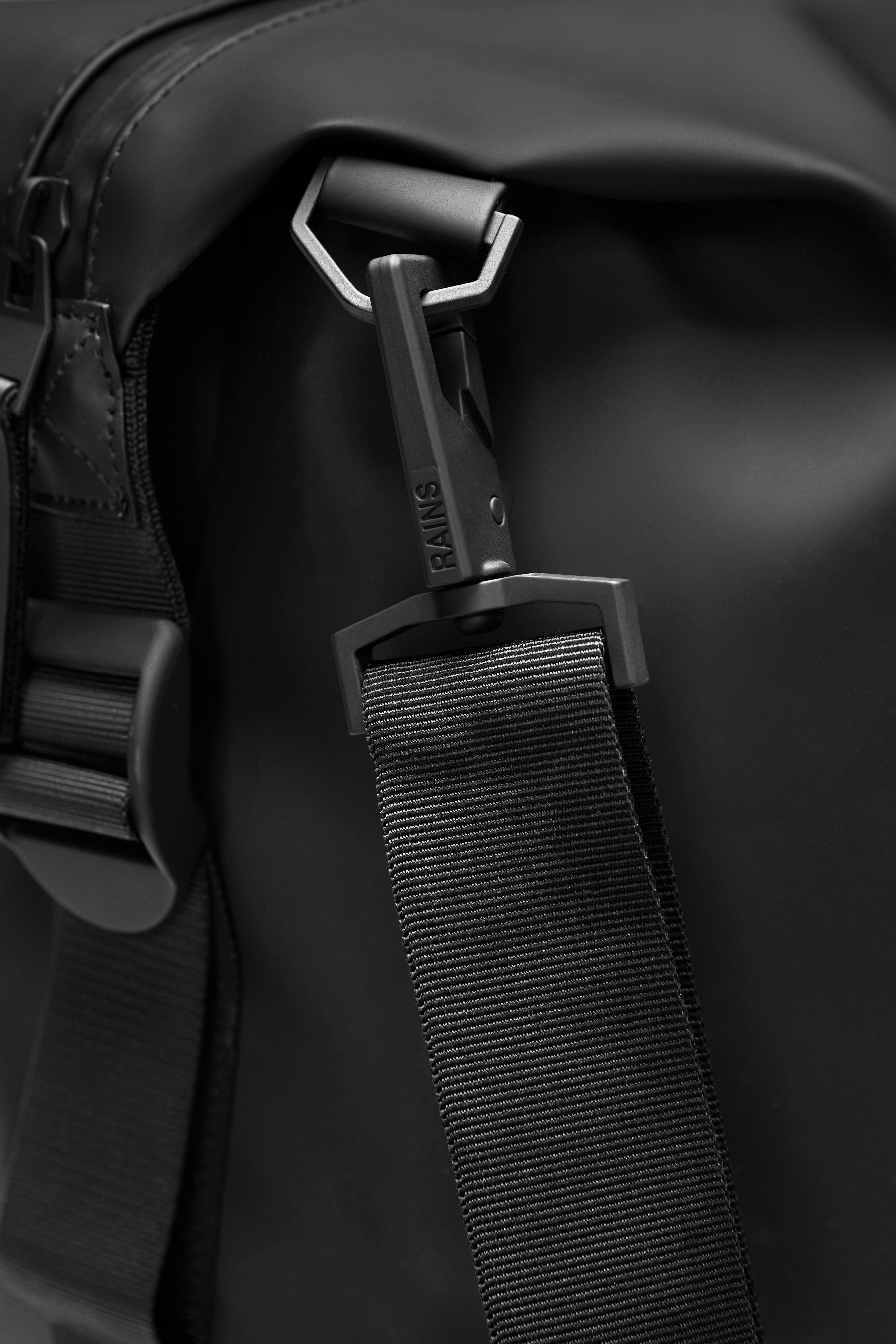 RAINS Hilo Weekend Bag Small Coal 18L H33 x D19 x W40 cm Weekender